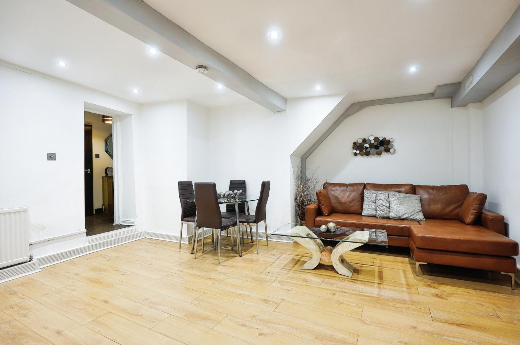 Modern Comfy And 5 Star Location Doublebeds Apartment